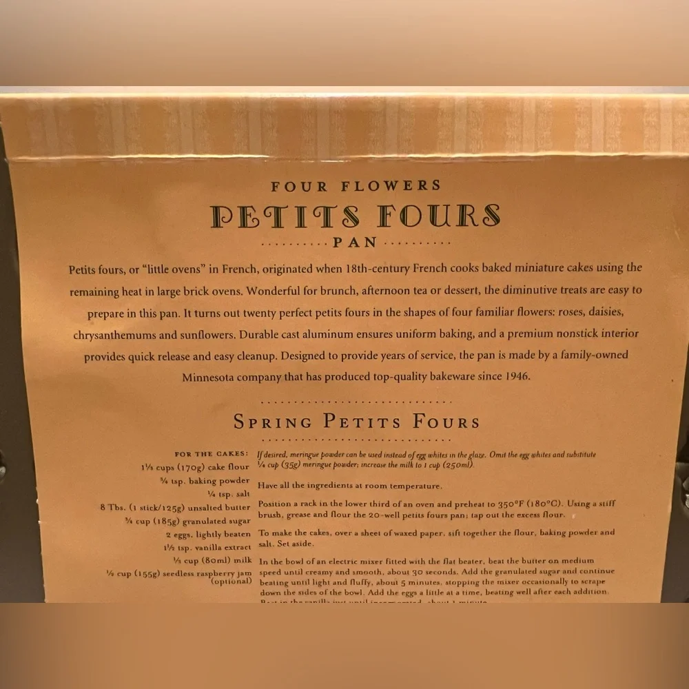 NWT WILLIAMS-SONOMA FOUR FLOWERS PETITS FOURS PAN.